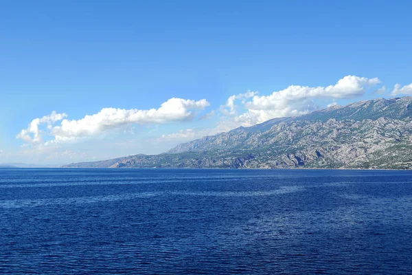 Stor Bergskedja Längs Det Blå Havet Klart Oförorenat Naturbegrepp — Stockfoto