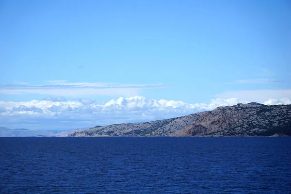 Isola Rocciosa Circondata Acqua Blu Dell Oceano Cielo Azzurro Con — Foto Stock