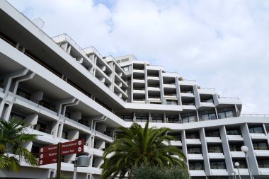 Opatija, Hırvatistan, 20 Şubat 2021. Birçok balkonlu otel Amirali toplu turizm için inşa edildi ve hazırlandı.