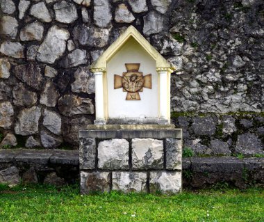 Haç İstasyonları veya Haç Yolu, 12. istasyon, Hırvatistan 'ın Rijeka kentindeki Meryem Ana Tapınağı' nda İsa çarmıhta öldü