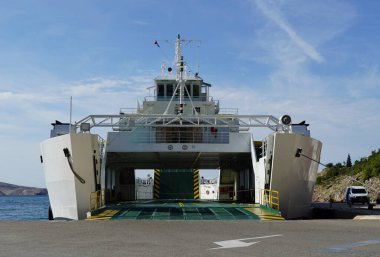 Prizna, Hırvatistan, 9 Ekim 2020. Güneşli bir günde, deniz limanındaki büyük, boş bir feribota giriş.