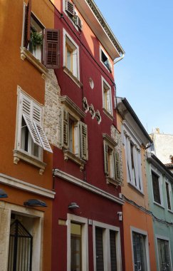 Duvarcılık binaları ve Roma İmparatorluğu döneminden kalma taş detaylar üzerine renkli cepheler.