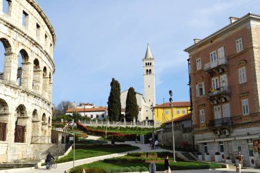 Pula, Hırvatistan, 1 Nisan 2021. Hırvatistan 'ın Pula kentindeki Roma amfitiyatrosu yakınlarındaki Padua Kilisesi Aziz Anthony' nin kilise kulesi