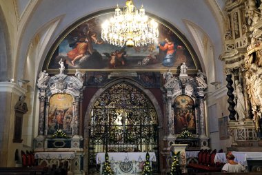 Rijeka, Hırvatistan, 28 Ağustos 2020. Hırvatistan 'ın Rijeka kentindeki Trsat Hanımefendisinin kilise mihrabında merkez sunak