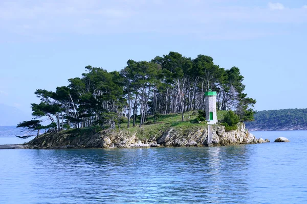 Pequena Ilha Com Farol Frente Porto Destino Turístico Croata Ilha — Fotografia de Stock