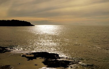 Bahar yağmurundan sonra kirlenmemiş güzel sahil ortamında altın saat