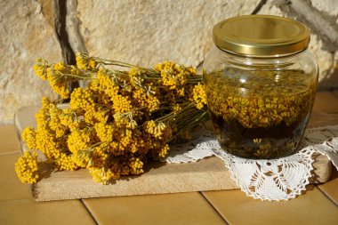 Güzel Immortelle çiçekleri veya doğal kozmetik malzemeler için hazırlanmış Helichrysum arenaryum çiçekleri