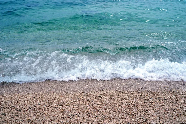 Witte Vloedgolf Tussen Turquoise Zeewater Kiezelstrand Achtergrond Van Het Landschap — Stockfoto