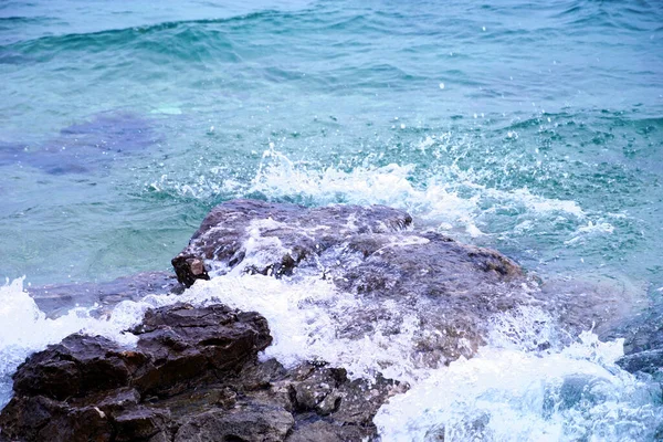 Weiße Und Schäumende Meereswellen Umspülen Den Schwarzen Felsen Flachen Meerwasser — Stockfoto