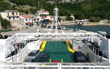 Prizna, Hırvatistan, 18 Haziran 2021. Araba ve insanları Hırvatistan 'ın Prizna limanına taşıyan feribotun tepesinden görüntü