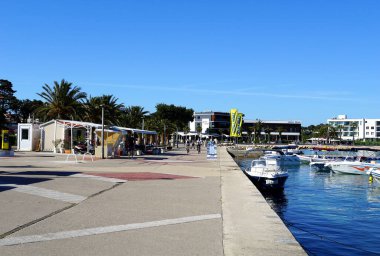 Novalja, Hırvatistan, 27 Haziran 2021. Hırvatistan 'ın turistik kenti Novalja' daki rıhtım ve ana gezinti alanı güzel bir yaz günü Pag Adası 'nda.