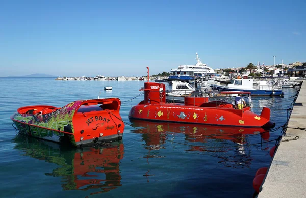 2021年6月27日時点のオリジナルより クロアチア パグ島のノヴァジャ港に停泊している赤い観光用潜水艦とボート — ストック写真