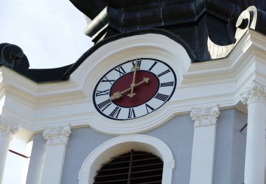 Saat sekizde kilise çan kulesinin tepesinde.