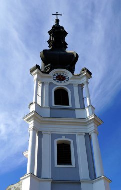 Hırvatistan 'ın Osijek kentindeki Hristiyan Kilisesi' nin Görkemli Adı Meryem 'in beyaz kilise kulesinin havadan görünüşü