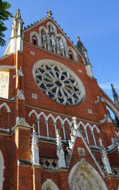 Hırvat Osijek 'teki Aziz Peter ve Paul Katedrali cephesinde mimari mozaikler ve taş heykeller