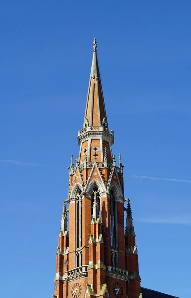 Tour Église Brique Rouge Monumentale Sur Fond Ciel Bleu — Photo