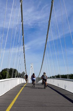 Osijek, Hırvatistan, 4 Ağustos 2021. Hırvatistan 'ın Osijek kentindeki Drava nehri üzerindeki uzun yaya ve bisiklet köprüsünün bir parçası