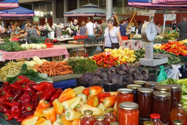 Osijek, Hırvatistan, 4 Ağustos 2021. Açık hava şehir pazarında organik olarak sağlıklı meyve ve sebzeler yetiştirildi.