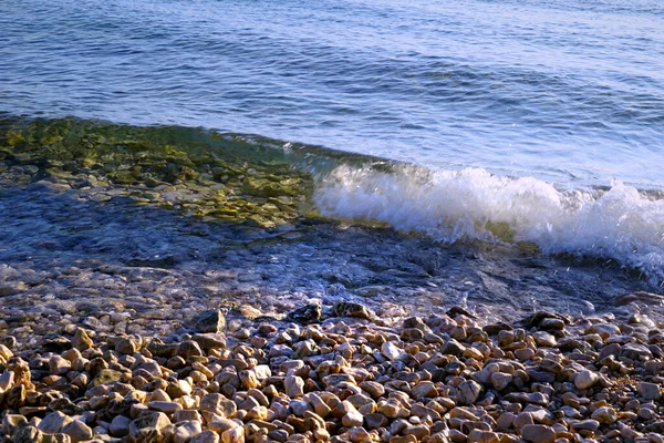 汚染されていない環境で透明な海の波によって飛び散ったペブルシー海岸 — ストック写真