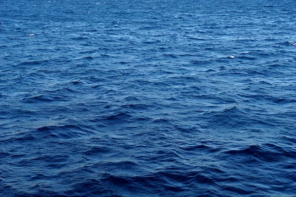 Fırtınalı deniz doğası geçmişi. Güçlü kuzey rüzgarı eserken dalgalı denizin güzel yüzeyi