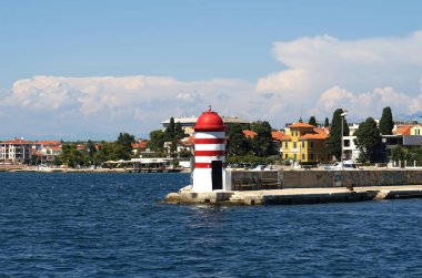 Zadar, Hırvatistan, 16 Ağustos 2020. Hırvatistan 'ın Zadar kentinin girişindeki güzel kırmızı ve beyaz deniz feneri