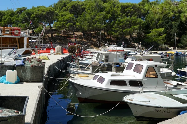 2021年8月18日クロアチアのマンドル 夏の日には小さな漁港で漁船や漁網などの漁が行われます — ストック写真