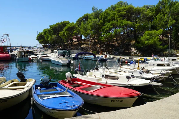 2021年8月18日クロアチアのマンドル 小さな漁村の遊歩道沿いの小さな港に停泊するカラフルなボート — ストック写真