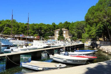 Mandre, Hırvatistan 18 Ağustos 2021. Güneşli bir yaz gününde, küçük bir sahil kasabasında güzel, resimli bir liman.