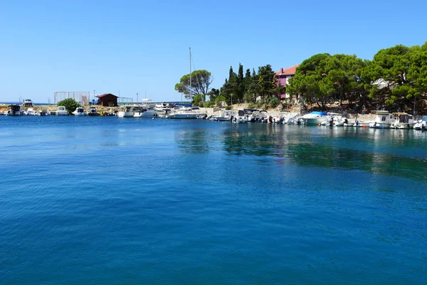 2021年8月18日 克罗地亚曼德勒 在阳光明媚的日子里 一个沿海小镇上蓝色和绿松石色的海环礁湖 — 图库照片