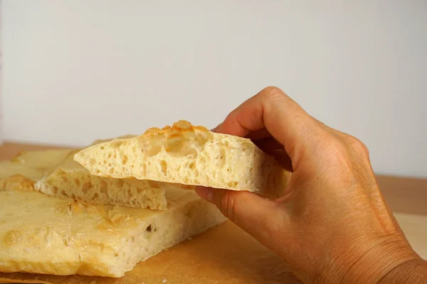 Pedaço Pão Sem Glúten Feito Massa Fresca Leve Realizada Por — Fotografia de Stock
