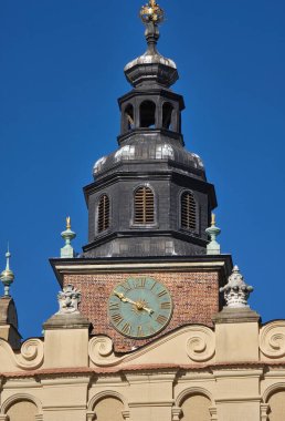 Polonya 'nın Krakow kentindeki belediye binasında sokak saati.