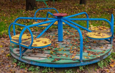 Düşen yapraklarla boş bir salıncak