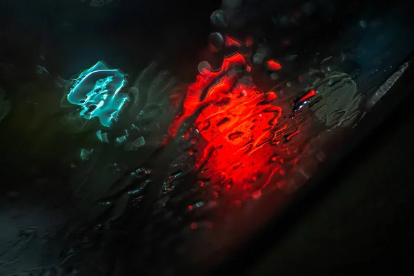 Naturalny Bokeh Reflektorów Samochodów Ruchu Miejskim Podczas Deszczu — Zdjęcie stockowe