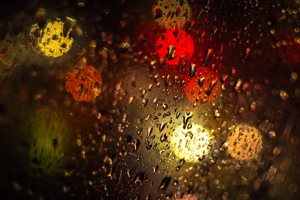 雨の中都市交通における車のヘッドライトの自然なボケ — ストック写真