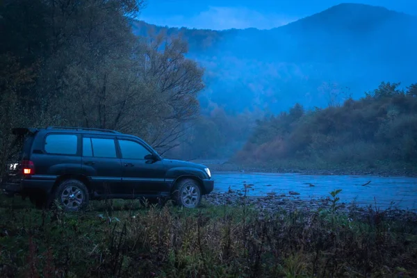 Suv Górskiej Rzece Mgle — Zdjęcie stockowe