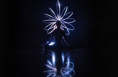 Lotus pozisyonunda oturan bir adam.