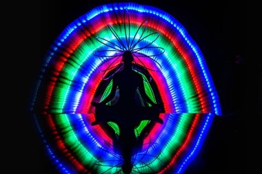 Lotus pozisyonunda oturan bir adam.