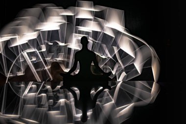 Lotus pozisyonunda oturan bir adam.