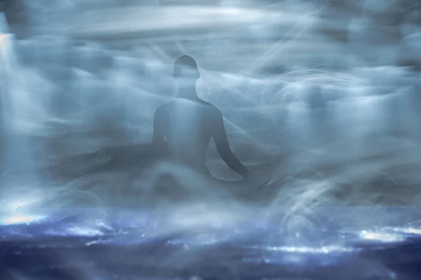 Lotus pozisyonunda oturan bir adam.