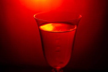 Alkollü içecekler için aletlerle dolu bir hayat.