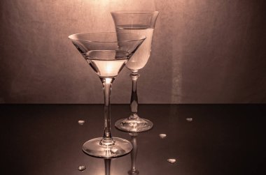 Alkollü içecekler için aletlerle dolu bir hayat.