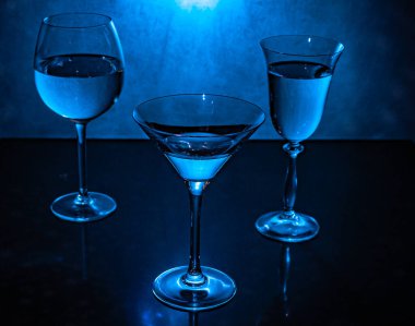 Alkollü içecekler için aletlerle dolu bir hayat.