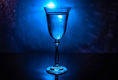 Alkollü içecekler için aletlerle dolu bir hayat.