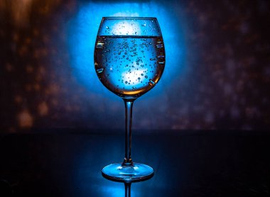 Alkollü içecekler için aletlerle dolu bir hayat.