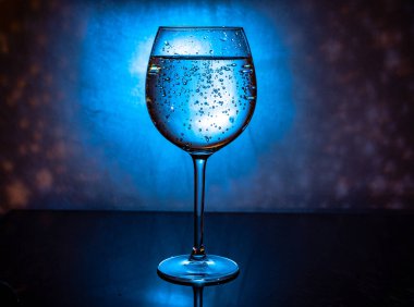 Alkollü içecekler için aletlerle dolu bir hayat.