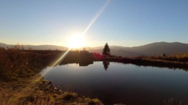 SUV sonbaharda Karpatlar 'da seyahat eder.