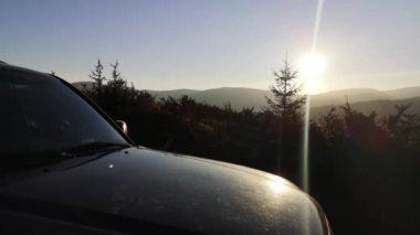 SUV sonbaharda Karpatlar 'da seyahat eder.