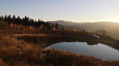 SUV sonbaharda Karpatlar 'da seyahat eder.