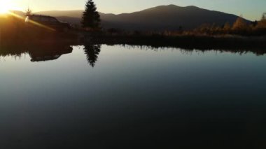 SUV sonbaharda Karpatlar 'da seyahat eder.