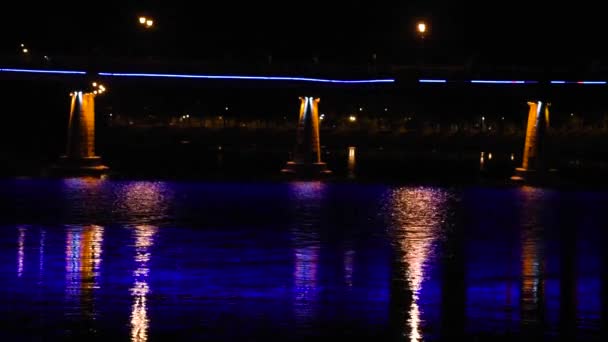 Paisaje Nocturno Con Puente Peatonal — Vídeo de stock